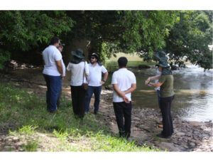 Levantamento de campo na margem do rio Manuel Alves em Natividade