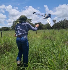 Lançamento do drone de asa fixa para aerolevantamento das propriedades