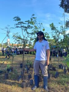 Eng. Florestal Romildo Klippel com as mudas nativas de Pau Brasil plantadas na ação