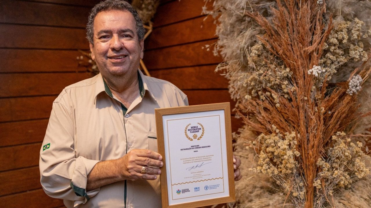 Cláudio Leal, diretor-presidente do IBRAMAR, segura o reconhecimento durante a celebração da Araticum em Brasília.