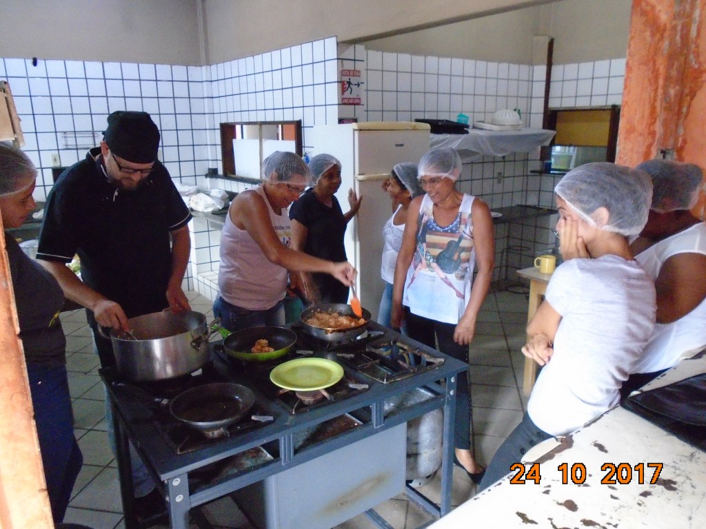 Alunas preparando receitas em Conceição da Barra
