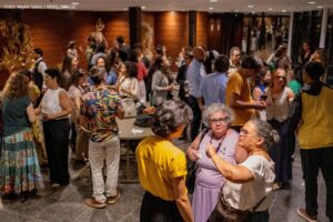 Participantes conversam durante um intervalo da celebração promovida pela Araticum.